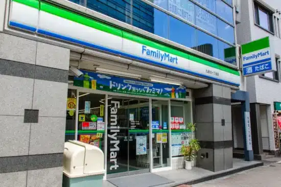 ファミリーマート 九段北一丁目店 喫煙所