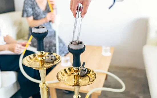 水タバコの炭には触らないでください