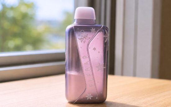 【先行実機検証】ELFBAR Ice King Pro レビュー|透明タンクで残量が見える!進化モデルは買う価値あり? | VapePenZone Japan ELFBAR Ice King Proを実機レビュー|雪のモチーフと金属感のある外観|スタイリッシュで指紋が付きにくく、清潔に使いやすい