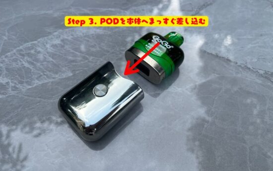 【初心者必見】GOGO Shock E12000の使い方|動画も交えた基本操作・吸い方・よくあるトラブルの対処法と注意点 | VapePenZone Japan GOGO Shock E12000の使い方:Step 3. PODを本体へまっすぐ差し込む