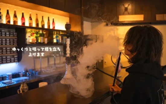 【2026最新】自宅シーシャ 作り方の完全ガイド | 4ステップで初心者から上級者まで徹底解説! | VapePenZone Japan ゆっくりと吸って煙を立ち上げます