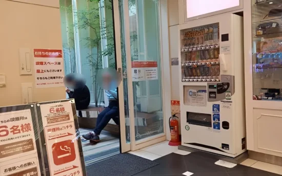 【2026年】品川駅 喫煙所はどこ?新幹線改札内・駅周辺の喫煙場所を徹底解説 | VapePenZone Japan パチンコスーパーハリウッド内喫煙所 2階 品川駅 喫煙所