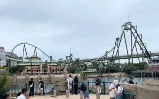 【USJ 喫煙所 2026最新版】ユニバ内と周辺全10ヶ所の喫煙所マップ&ルート解説! | VapePenZone Japan USJ 喫煙所:バラ園湖畔の喫煙所