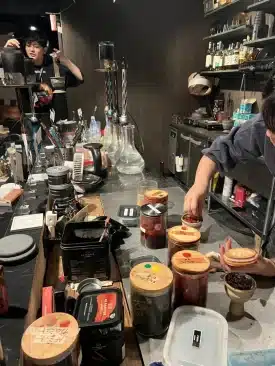 シーシャ吸わない人でも楽しめる？初めての水煙バーガイド | VapePenZone Japan