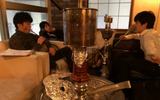 【初心者必見】シーシャバー 初めてでも安心!料金・吸い方・注意点まで完全ガイド | VapePenZone Japan 【初心者必見】シーシャバー 初めてでも安心!料金・吸い方・注意点まで完全ガイド | VapePenZone Japan